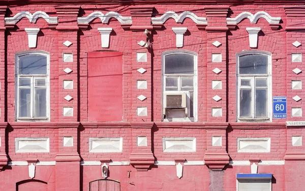 Τμήμα Της Πρόσοψης Του Αρχαίο Κτίριο Στην Οδό Rybakovskaya Φωτογραφία — Φωτογραφία Αρχείου