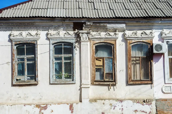 Gamla Fallfärdiga Hus Del Fasaden Med Windows Bilden Togs Ryssland — Stockfoto