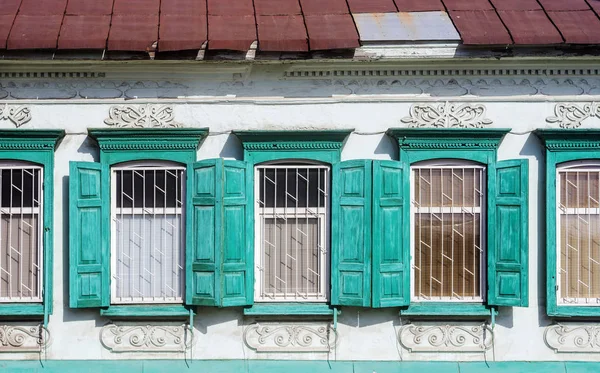 Часть Фасада Окнами Старинного Здания Фотография Сделана России Городе Оренбурге — стоковое фото