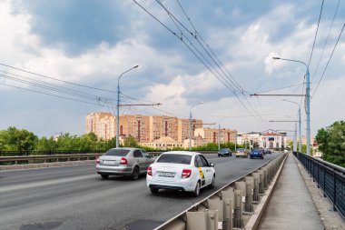Orenburg, Rusya - 1 Haziran 2019: Ural Nehri üzerindeki köprüde trafik. Donguzskaya Caddesi