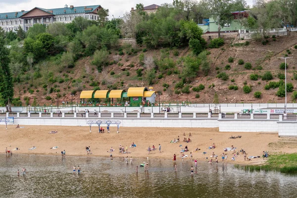 Orenburg Rússia Junho 2019 Pessoas Nadam Tomam Banho Sol Praia — Fotografia de Stock