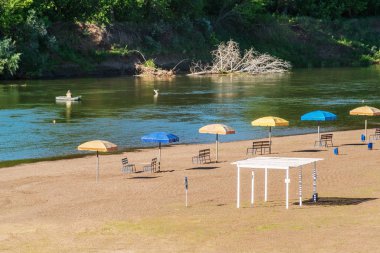 Issız bir nehir plajı. Fotoğraf Orenburg yakınlarındaki Sakmara Nehri 'nde çekildi.