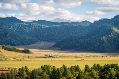 Sonbaharda kırsal dağ manzarası. Rusya, Altai Dağı, Ongudaysky Bölgesi Karakol Nehri Vadisi, Bichiktu-Boom köyü yakınlarında.