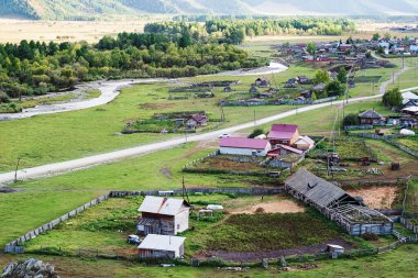 Dağ köyündeki çiftlik hayvanları çiftliği, manzarası çok güzel. Rusya, Altai dağı, Ongudaysky bölgesi, Bichiktu-Boom köyü.