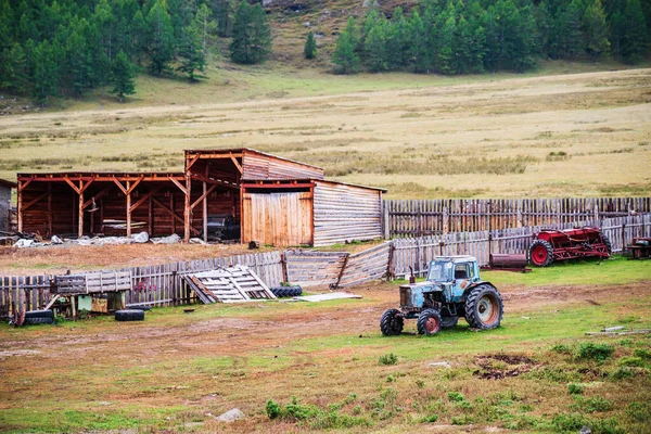 家畜農場のフェンスの近くに古い車輪付きトラクター ロシア アルタイ オングダイスキー地区 Bichiktu Boom村 — ストック写真