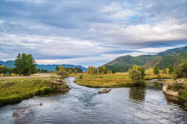 Nehirli bir sabah dağı manzarası. Karakol Nehri Vadisi 'nde sonbahar, Altai Dağları, Rusya