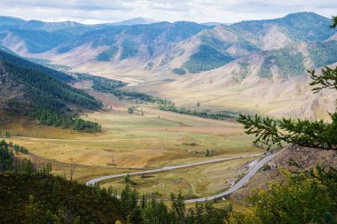 Maly Ilgumen nehri vadisi, Chuysky bölgesinin eski rotası, ufuktaki Akkem Dağı 'nın karlı zirvesi. Chike-Taman geçidi, Altai dağı, Rusya