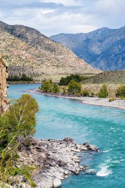 Sonbaharda Altai Dağları 'ndaki Katun Nehri' nin manzarası