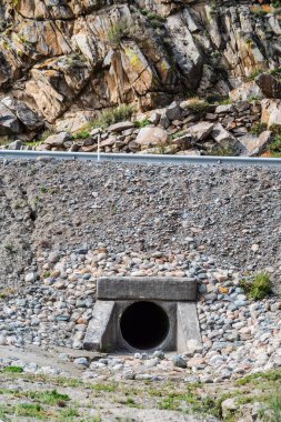 Yolun karşısındaki kanalda. Altai Cumhuriyeti 'ndeki Chuysky arazisi.