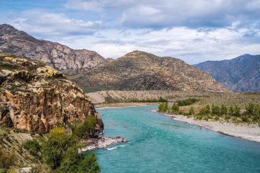 Sonbaharda Altai Dağları 'ndaki Katun Nehri' nin manzarası