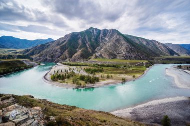 Sonbaharda Altai Dağları 'ndaki Katun Nehri' nin manzarası