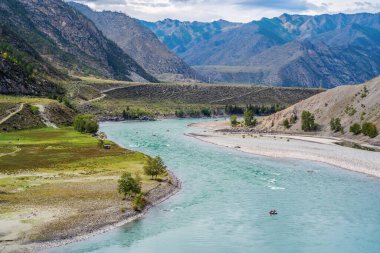 Sonbaharda Altai Dağları 'ndaki Katun Nehri' nin manzarası