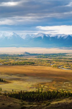 Chuya Nehri Vadisi ve Kuzey Chuysky Sıradağları şafakta. Rusya, Altai Dağı
