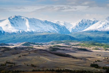 Chui Vadisi 'nde şafak vakti, Kuzey Chui sırtı manzarası. Rusya, Altai Dağı