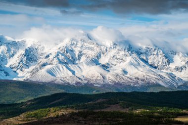 Chui Vadisi 'nde şafak vakti, Kuzey Chui sırtı manzarası. Rusya, Altai Dağı