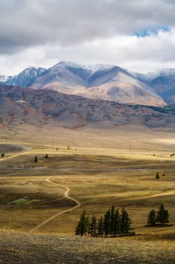 Sonbahar Chuy Vadisi 'nde şafak vakti, Kurai sırtı manzarası. Rusya, Altai Dağı