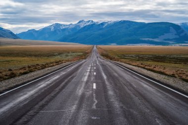 Chuysky Yolu, şafak vakti, otobanı olan bir manzara. Rusya, Altai Dağı