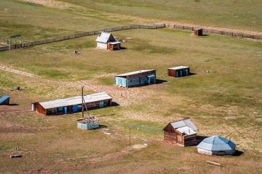 Kyzylshin Nehri vadisinde terk edilmiş bir kamp alanı. Rusya, Altai Cumhuriyeti
