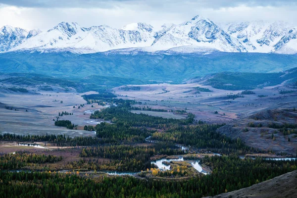 在黎明时分 楚亚河谷俯瞰着楚耶斯基山脉北部 俄罗斯阿尔泰山区 — 图库照片