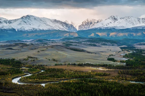 동트기 산맥이 내려다 보이는 유역이다 러시아 의산알 — 스톡 사진