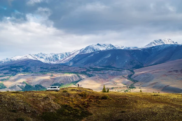 Dawn Chuy Valley Tourist Minibus Top Hill Russia Kurai Range — Stock Photo, Image