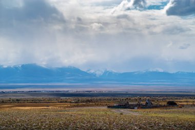 Altai mezarlığı, Güney Chui sırtı ufukta. Mukhor-Tarkhata, Kosh-Agach Bölgesi, Altai Cumhuriyeti, Rusya