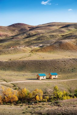 İki turist evi. Chui steppe, Kyzyl-Chin vadisi. Altai Dağlarında Sonbahar