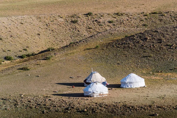 Göçebe çobanların üç yurdu. Chui steppe, Kyzyl-Chin vadisi. Altai Dağlarında Sonbahar
