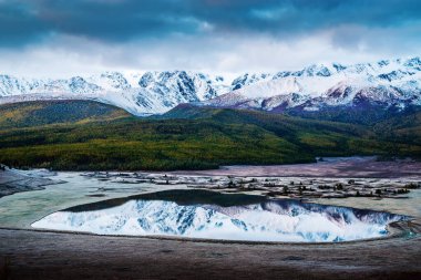 Kuzey Chuysky Range ve Dzhangyskol Gölü gün doğumunda. Rusya, Altai Cumhuriyeti, Yeshtykol yolu