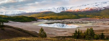 Kuzey Chuysky tepesinin panoraması ve şafakta Dzhangyskol Gölü. Rusya, Altai Cumhuriyeti, Yeshtykol yolu