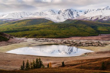 Kuzey Chuysky Range ve Dzhangyskol Gölü gün doğumunda. Rusya, Altai Cumhuriyeti, Yeshtykol yolu