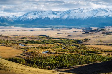 Kurai bozkırındaki Chuya Nehri, ufuktaki Kuzey Chuysky Sıradağları. Altai dağlarında sonbahar. Rusya