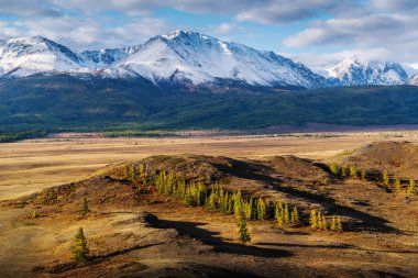 Kurai bozkırında sabah, Kuzey Chuysky sırtı manzarası. Kosh-Agachsky Bölgesi, Altai Cumhuriyeti, Rusya