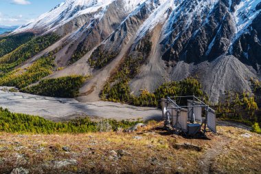 Tepenin yamacındaki güneş panelleri. Aktru Vadisi, Severo-Chuysky tepesi, Altai Cumhuriyeti, Rusya