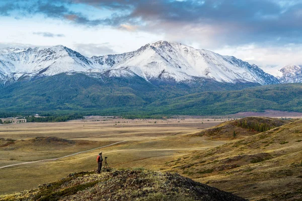 Reisefotograf Auf Einem Hügel Der Kurai Steppe Blick Auf Den — Stockfoto