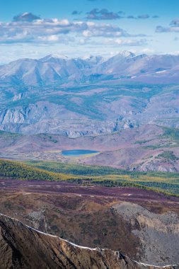 Dağ manzarası, bir dağ zirvesinden Dzhangyskol Gölü manzarası. Uchitel geçidi, Severo-Chuysky sırtı, Altai Cumhuriyeti, Rusya