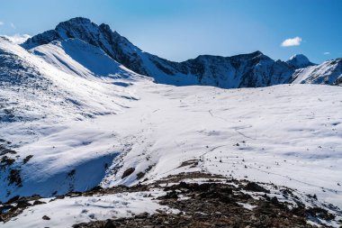 Dağ manzarası, güneşli bir günde karla kaplı bir geçit. Uchitel geçidi, Severo-Chuysky sırtı, Altai Cumhuriyeti, Rusya