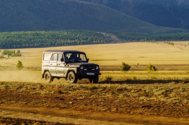 Altai Cumhuriyeti, Rusya - 18 Eylül 2019: UAZ SUV sabahın erken saatlerinde Kurai bozkırında sürüyor