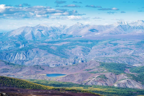 山景秀丽 从山巅眺望到了登嘉斯克湖 俄罗斯阿尔泰共和国Severo Chuysky岭Uchitel关口 — 图库照片