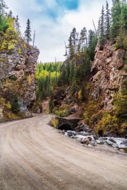 Altai Cumhuriyeti, Rusya - 18 Eylül 2019: Red Gate Rock, turist ve doğal cazibe merkezi. Yol tabelasındaki yazı: 