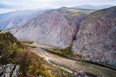 Chulyshman nehri vadisindeki turist üssü. Ulagansky Bölgesi, Altai Cumhuriyeti, Rusya