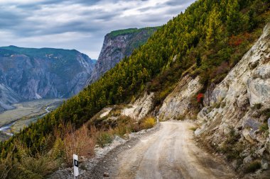 Yol Katu-Yaryk geçidinden Chulyshman Nehri vadisine iniyor. Ulagansky Bölgesi, Altai Cumhuriyeti, Rusya