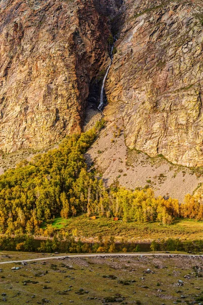 Cachoeira Num Desfiladeiro Montanha Confluência Rio Karasu Para Rio Chulyshman — Fotografia de Stock