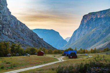 Sabah dağları manzarası. Chulyshman Vadisi 'nde bir kamp alanı. Ulagansky Bölgesi, Altai Cumhuriyeti, Rusya