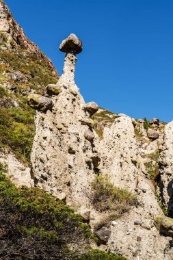 Taş mantarlar, kayalarda rüzgar erozyonu. Rusya, Altai Cumhuriyeti, Ulagansky Bölgesi, Chulyshman Vadisi, Akkurum Bölgesi
