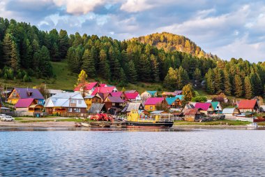 Artybash Köyü, Teletskoye Gölü, Turochaksky Bölgesi, Altai Cumhuriyeti, Rusya - 20 Eylül 2019: Bir dağ gölünün kıyısında rıhtımı olan köy