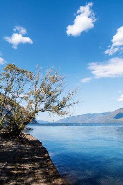 Dağ gölü manzaralı. Rusya, Altai Cumhuriyeti, Ulagansky Bölgesi, Teletskoye Gölü, Kirsay Burnu
