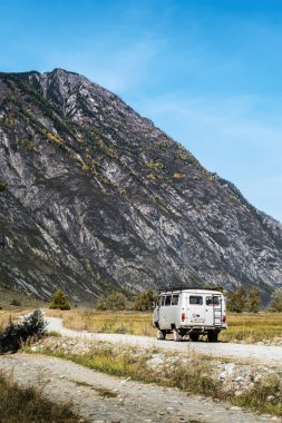 Chulyshman Vadisi, Altai Cumhuriyeti, Rusya - 20 Eylül 2019: UAZ off-road minibus bir dağ vadisinde toprak bir yolda