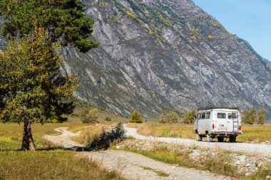 Chulyshman Vadisi, Altai Cumhuriyeti, Rusya - 20 Eylül 2019: UAZ off-road minibus bir dağ vadisinde toprak bir yolda