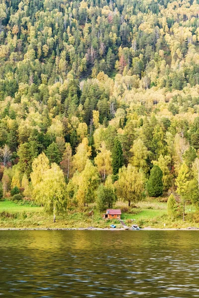 渔夫的房子在一个高山湖岸 有一个码头和一艘汽船 俄罗斯 阿尔泰共和国 Turochaksky区 Teletskoye湖 — 图库照片